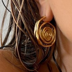 Gold Spiral Hoop Earrings, 00s Mode, Bohemian Minimalist, Gold Girl, Dope Jewelry, Spiral Earrings, Earrings Bohemian, Funky Jewelry, Jewelry Lookbook