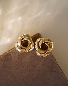 Add a touch of chic and effortless style to any outfit with our Knot Earrings! Crafted with 18K gold, these earrings are the perfect accessory for any occasion. Elevate your look and make a statement with these stunning earrings! EARRINGS FEATURES Material: Brass Finish: 18K Gold Size: 21mm Lead and Nickel Free Loud Jewelry, Jewellery Branding, Indie Jewelry, Fancy Earrings, Chic Earrings, Knot Earrings, Classy Jewelry, Jewelry Essentials, Jewelry Lookbook