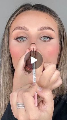 243K likes, 1,917 comments - makeupby_elliee el August 11, 2024: "Slim button nose hack 👃🏼✨ @hudabeauty tantour light  brushes @plouise_makeup_academy @japonesque  __ #makeuphacks #makeuptransformation #beautyhacks #nosecontour #makeuptips #beautytips #fullglam #quickmakeup #hudabeauty #shophudabeauty #contouring  __ Would you try this technique? ☺️". Cute Light Makeup Looks, Makeup Application Techniques, How To Contour Your Face, Step By Step Contouring, Drugstore Mascara, Plouise Makeup, Nose Makeup, Makeup Light, Plouise Makeup Academy