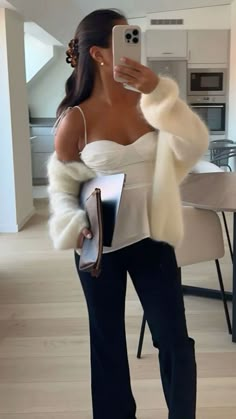 Thanksgiving Outfit Trendy, Dinner First Date Outfit, Winter College Outfits Aesthetic, Boxing Day Outfit, White Winter Party Outfit, Snappy Casual Outfits For Women, Classy Thanksgiving Outfit, Upper East Side Outfits, Boujee Aesthetic Outfits