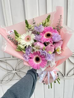 Ramo de lisianthus y gerberas Gerbera Flower, Diy Gift Set, Mood Board Inspiration, Pretty Flowers, Vintage Flowers, Purple Flowers, Diy Gift