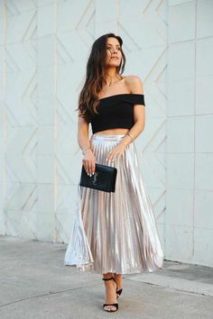 Las Mejores Faldas para que Muestres tu Estilo más Romántico Fancy Skirt Outfits, Cute Christmas Party Outfits, Rok Midi, Andee Layne, Metallic Midi Skirt, Metallic Pleated Skirt, Fiesta Outfit, Gaun Fashion, Fun Patterns