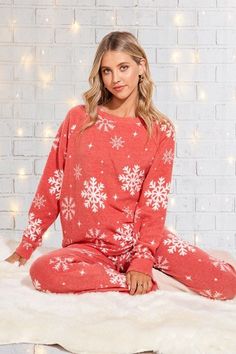 -Snowflake all over sleep lounge wear sets -Matching set -Top and bottom set -Sleep lounge wear -Soft fabric, casual style, everyday wear. -Model size: Small ( 5'10" 31- 23- 34 ) -Made in USA Winter Sleepwear Sets In Relaxed Fit, Comfortable Lounging Sets For Winter, Winter Loungewear Set With Relaxed Fit, Relaxed Fit Loungewear Sets For Winter, Cozy Winter Crew Neck Sleepwear, Cozy Crew Neck Winter Sleepwear, Cozy Winter Sleepover Sets, Cozy Long Sleeve Christmas Sleepwear, Casual Winter Holiday Sleepwear