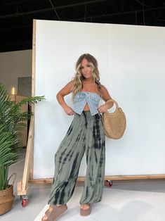 Janie Tie Dye Boho Pants Muggy Weather Outfit Summer, Cute Comfy Boho Outfits, Boho Simple Outfit, Spring Sets Outfits, Slouch Pants Outfit, Latina Boho Style, Boho Sweatpants Outfit, Trendy Olive Pants For Spring, Olive High Waist Bottoms For Summer