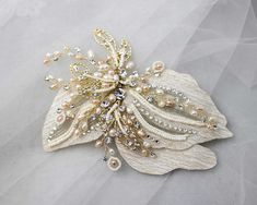 This unique bridal clip would compliment any dress that calls for blush and gold! Hand-trimmed gold thread-infused felt leaves are accented with gold, crystal-adorned leaves, and ivory and blush freshwater pearls. It's a beautiful piece! It measures about 5.5 inches long and 3.5 inches high and is on an alligator-style Felt Leaves