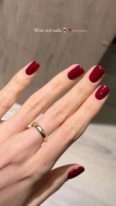 Oval Short Red Nails, Winter Wine Nails, Fall Gelish Nails, Dainty Nails Classy, Red Nails Fall 2024, Red Builder Gel Nails, Short 2024 Nails, Classic Red Nails Vintage, Short Red Gel Nails Ideas