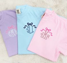 Add a perfect personal touch of embroidered girly glam to any look- “Put A Bow On It”🎀 Perfect for any occasion, this Monogrammed 'Bow' Comfort Colors T-Shirt is sure to turn heads and make a statement :) Bow T-shirt, Girl Monogram Shirt, Clothes Embroidery, La Shirt, Cricut Monogram, Clothes Embroidery Diy, Monogram Ideas, Long Sleeve Baseball Tee, Xmas 2024