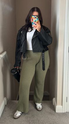 Green Jeans Outfit Winter, Leather Pants Casual Outfit, Green Flare Pants Outfit, Green Trousers Outfit, Green Jeans Outfit, Midsize Fall Outfits, Black Jacket Outfit, Green Jacket Outfit, Khaki Pants Outfit