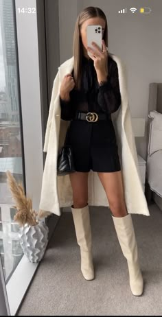 Semi Formal Mujer, Leather Shorts Outfit, Cream Boots, Winter Boots Outfits, Best Winter Outfits