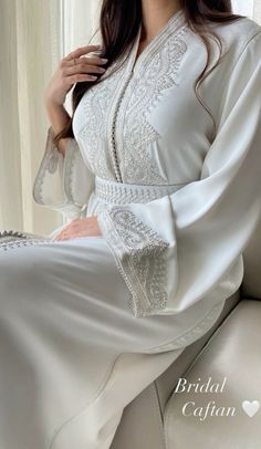 Kaftan Simple, Guest Wedding Dresses, Dresses With Sleeves Wedding, Moroccan Kaftan Dress, Modest Winter Outfits, Wedding Dresses Guest, Nikah Outfit, Moroccan Bride