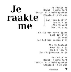 a black and white photo with the words je raake me written in german