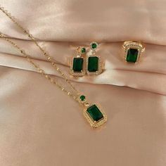 Gold Jewelry With Emerald, Green Wedding Jewelry Set, Emerald Green Prom Dress Jewelry, Emerald Necklace And Earring Set, Gold Jewelry With Green Dress, Green And Gold Jewelry Set, Green Prom Dress Jewelry, Gold And Emerald Earrings, Emerald Green And Gold Jewelry