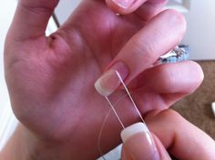 Queen of Poepp How to remove acrylic or gel nails from home Take Off Acrylic Nails, Acrylic Or Gel Nails, Remove Acrylics, Remove Acrylic Nails, Acrylic Nails At Home, Dental Floss, Manicure Y Pedicure, Nails At Home, Household Hacks