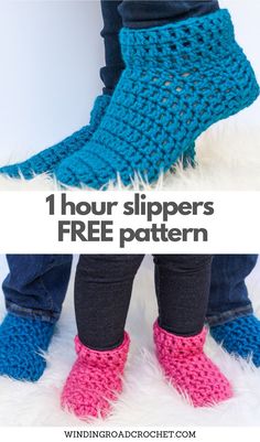 the legs and feet of a person wearing slippers with text overlay that reads, 1 hour slippers free pattern