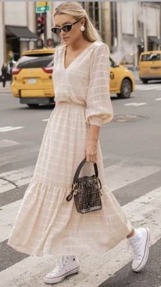 Satin Dress With Sneakers, Retro Plaid Dress, Looks Com All Star, Star Dresses, Elegante Casual, Sneakers Outfit, Casual Street Style, Mode Inspiration, Trendy Dresses