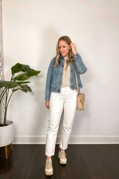 Slouchy White Jeans Outfit, White High Rise Jeans Outfit, White Denim Pants Outfit Winter, Off White Denim Outfit, White Skinnies Outfit, White Mom Jeans Outfit Winter, Winter Outfits With White Jeans, Cream Jeans Outfit Spring, White Straight Jeans Outfit