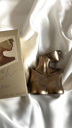 Discover the allure behind the Billie Eilish perfume bottle. Dive into its design, scent, and the inspiration. Smell like a pop sensation! Eilish Perfume, Koleksi Parfum, Parfum Chanel, Perfume Body Spray, Vanilla Perfume, Perfume Collection Fragrance, Celebrity Perfume, Perfume Scents, Perfume Lover