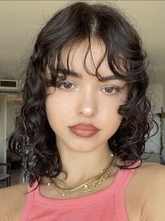 Cute Haircuts For Wavy Curly Hair, Wavy Hair Bangs Round Face Curly Haircuts, Wispy Wavy Bangs, Medium Curly Haircuts For Round Faces, Short Curly Hair With Fringe, Wavy Hair Cuts With Bangs, Curly Wispy Bangs, Short Curly Hair With Bangs Round Face, Side Bangs Curly Hair