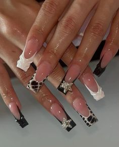 Black and white nails with stars Almond Nails, White Nails, Halloween Nails, Red Nails, Short Nails, Spring Nails, Pink Nails, Nail Inspo