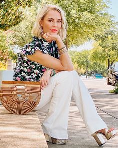 Floral top with a wicker purse and white bootcut jeans. #summerfashion #summerstyle #floral #purse Floral Outfit Summer, White Bootcut Jeans, Western Glam, Wicker Purse, Gucci Outfits, Cool Summer Outfits, Floral Purse, Fashion Friday