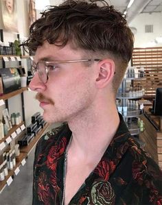 Bowl Haircuts, Quiff Hairstyles, Latest Haircuts, Men Haircut Styles, Corte De Cabelo Masculino, Mens Haircuts Short, Bowl Cut, Wearing Glasses, Curly Hair Men