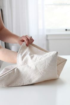 Learn how to make your own envelope pillow covers to save money and add tons of style to your space! Details at LoveGrowsWild.com Drop Cloth Projects, Pillow Covers Tutorial, Envelope Pillow, Diy Pillow Covers, Diy Envelope, Beginner Sewing Projects Easy, Drop Cloth, Diy Planters