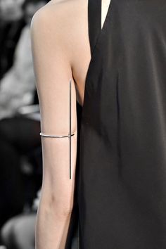 Jóias Body Chains, Pinterest Jewelry, Contemporary Jewellery, Jewelry Inspo, Contemporary Jewelry, Tattoo On, Mode Inspiration, Fall 2015, Fashion Details