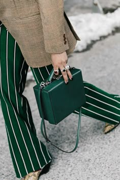 This Pin was discovered by Patricia Vargas. Discover (and save!) your own Pins on Pinterest. Tailored Dress, 가을 패션, Mode Inspiration, Green Bag, Fashion Details, Business Fashion, Bago, New York Fashion Week