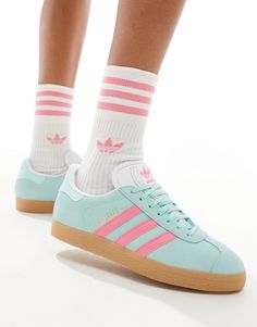 Skor från adidas Originals En färgklick Låg design Stängs med snörning adidas signaturtryck Gummisula Greppvänlig undersida Trendy Shoes 2024, Blue And Pink Outfit, Cute Shoes For School, Colourful Sneakers, Cute Adidas Shoes, Gazelle Adidas, Bold Shoes, Adidas Originals Gazelle, Adidas Branding