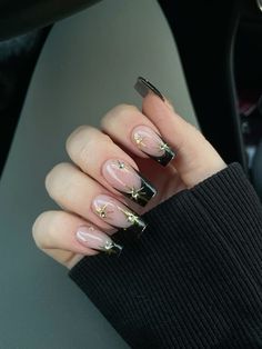 New Years Biab Nails, New Year’s Eve Simple Nails, New Years Nails Coffin Shape, Gold New Years Nails Acrylic, Coffin Nails New Years, Black And Gold Nail Designs Coffin, New Year’s Square Nails, New Year Baddie Nails, Nails Between Christmas And New Years