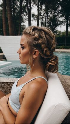 Transform your summer look with these pool hairstyles ideas for all hair lengths - from cute and curly to sleek and protective. Whether you have long hair or short hair, medium hair or curly hair, these easy, quick, and stylish dos are perfect for a day of swimming. Keep your hair looking fabulous with these simple yet effective summer hairstyles. Summer Hairstyles Fine Hair, Beach Hairdos For Medium Hair, Bridal Beach Hairstyles, Beach Hairstyles For Curly Hair Natural Curls, Resort Hairstyles Hair Ideas, Hair For Pool Day Summer, Easy Beach Updos For Medium Hair, Hair For Mid Length, Tropical Vacation Hairstyles