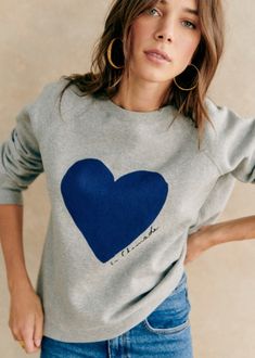 La Chamade Sweatshirt - Grey/Navy  - Organic cotton - organic textile - Sézane Style Parisienne, Paris Mode, Loose Pullover, Inspiration Mode, Grey Sweatshirt, Heart Print, Casual Sweatshirt, Parisian Style, Style Retro