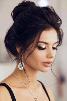 Prom Hair Updos, Rambut Brunette, Prom Hair Updo, Prom Hairstyles For Short Hair, Wedding Makeup Looks, Penteado Cabelo Curto, Whats App, Wedding Hair And Makeup, Brunette Hair