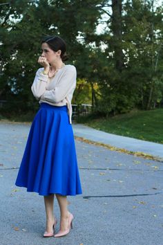 nude sweater and heels, with royal blue full skirt Diy Skirts, Midi Circle Skirt, Rok Outfit, Diy Sy, Australian Style, Classic Clothes, Mode Tips, Skirt Tutorial, Corporate Wear