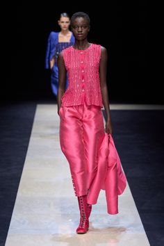 Emporio Armani Spring 2025 Ready-to-Wear https://www.vogue.com/fashion-shows/spring-2025-ready-to-wear/emporio-armani/slideshow/collection#99 2025 Outfits, Fashion 2025, Women's Runway Fashion, Spring Summer Fashion Trends, Spring 2025, Armani Beauty, Spring Fashion Trends, Runway Looks, Summer Fashion Trends