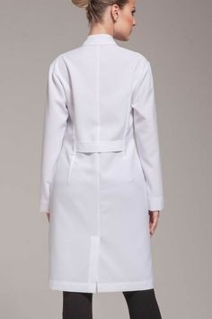 Labcoat Doctors Design, Lab Coat Fashion, Dentist Scrubs, Medical Scrubs Fashion, Basic Coat, Doctor Coat, White Lab Coat, Medical Scrubs Outfit