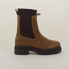 Modèle : 466 Marque : OUTREMESURE Couleur : Camel Les bottines Chelsea de chez OUTREMESURE sont réalisées par nos artisans partenaires au Portugal en cuir et présentent une silhouette élégante à bout en amande. Ce modèle est rehaussé de pattes d'enfilage et de soufflets élastiqués pour faciliter l'enfilage. Ce modèle se décline en noir et camel sur outremesure.fr ★ Supérieur : 100% cuir ★ Doublure : 100% cuir ★ Modèle à enfiler : soufflets élastiqués ★ Semelle extérieure : Gomme ★ Hau...