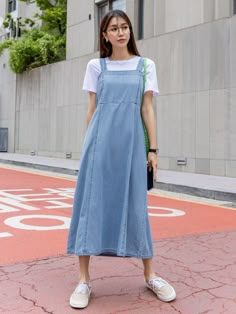 Denim Frock, Pinafore Dress Outfit, Sleeveless Dress Outfit, Denim Dress Outfit, Long Denim Dress, Simple Frock Design, Moda Denim, Womens Denim Dress