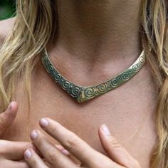 Flexible Tribal Brass Choker handcrafted in India. Does not get oxidize or rust when in contact with water. One Size fits all Made to Order Handcrafted with brass Ships out within 3–5 business days TRIBAL DESERT Boho Gold Jewelry, Brass Choker, Cool Piercings, Historical Jewellery, Gem Necklace, Funky Jewelry, Brass Necklace, Jewelry Lookbook, Mode Inspo