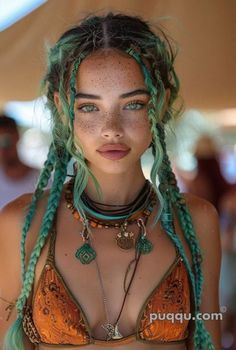 Discover stunning festival hairstyles for your next festival. Get inspired with trendy ideas to stand out at any event. Trinket Hair Aesthetic, Cottage Hairstyles, Hair Pins Hairstyles, Curly Hairstyle Ideas, Festival Hairstyles, Temporary Hair Color Spray, Coachella Hair, Festival Fairy, Drag Make-up