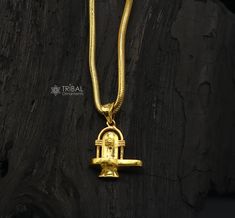 Indian Hindu Idols god Shiva/Mahadev/ Bholenath lingam trident design vintage antique style pendant, best gifting unisex jewelry from India. Metal-925 sterling silver.(gold polished over silver) Item type-Pendant() Weight-1.840 grams. Length-2.5 centimeter. Width-1.8 centimeters. Stamped-925. Finish-gold polished . note :chain is not include in this price, to purchase chain please visit following links: https://www.etsy.com/listing/823425858/16-to-30-long-screw-chain-925-sterling?ref=listings_ma Shiva Dollar Gold, Shiva Pendant Gold, Mahadev Pendant, Hindu Idols, Lord Shiva Lingam, Trident Design, Shiva Pendant, Gold Pendent, Shiva Lingam