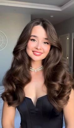 Curled Hair For Wedding Guest, Blowout Long Hair No Layers, Holly Wood Curls, Blowout Hair No Layers, Long Blowout Hairstyles, Big Hollywood Curls, Middle Part Blowout, Volume Wavy Hair, Bridal Blowout