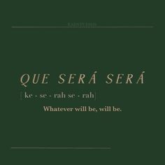 a green book cover with the words que sera sera