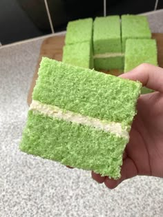 Pandan Chiffon Cake Ash Baber, Pandan Layer Cake, Chiffon Cake Recipe, Pandan Chiffon Cake, Pandan Cake, Asian Cake, Asian Candy, Asian Desserts, Chiffon Cake