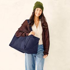 Embrace the spirit of adventure with our Large Original Duffel. Designed for the modern explorer, this spacious duffel offers ample storage space coupled with stylish details, making it the perfect companion for all your travels, from weekend getaways to extended expeditions. Whether you're traveling, hitting the gym or running errands, our duffel bag offers the versatility, durability and style you need to tackle your day with confidence. Vera Bradley Large Original Duffel Bag in Blue Navy Blue Bag, Vera Bradley Travel Bag, Large Travel Bag, Backpack Lunch Bag, Duffel Bag Backpack, Toiletry Bag Travel, Navy Women, Green Bag, Scarf Hairstyles