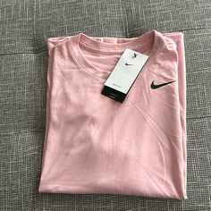 Nike Dry Fit Short Sleeve Straight Hem Thrift Ideas, Tops Nike, Nike Tee, Nike Tees, Nike Tops, Workout Shorts, Nike Women, Tops & Tees, Womens Tops