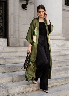 Outfit Kimono Largo, Green Kimono Outfit, Outfit Kimono, Modesty Dress, Long Silk Kimono, Estilo Hijab, Green Kimono, Kimono Outfit, Kimono Coat