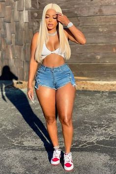 Streetwear Plus Size, Estilo Hipster, Tassel Shorts, Denim Shorts Outfit, Paperbag Shorts, Micro Shorts, Baddie Outfit, Stretch Denim Shorts, Streetwear Mode