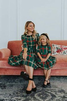 Mommy And Daughter, Outfits New Year, Look Festival, Mommy And Me Dresses, Holiday Plaid, Plaid Outfits, Collared Shirt Dress, Christmas Green