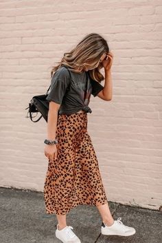 Midi Skirt Outfit, Long Skirt Outfits, Leopard Print Skirt, Cute Spring Outfits, Satin Midi Skirt, Mid Length Skirts, Print Skirt, Spring Outfits Casual